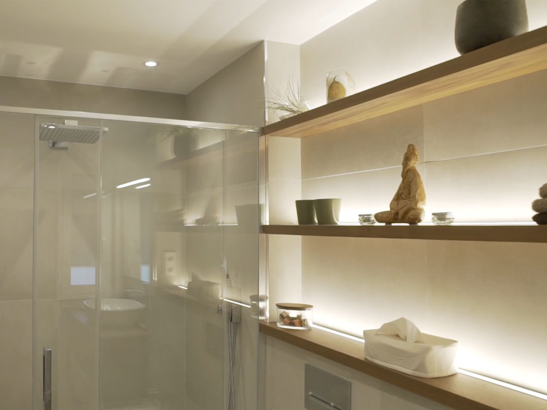 reforma de casa en barcelona, cocina moderna y baño suite